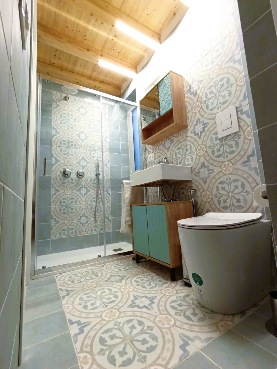 Bagno Ciuri Ciuri, vista d'insieme con doccia e lavabo