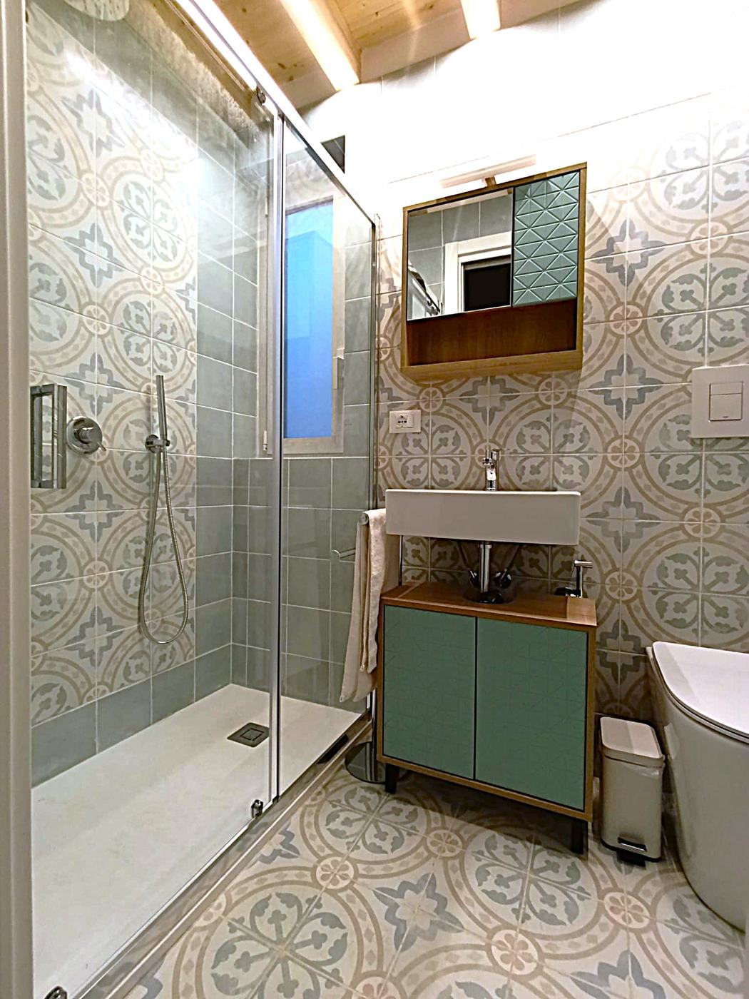 Bagno Ciuri Ciuri, angolo doccia e specchio